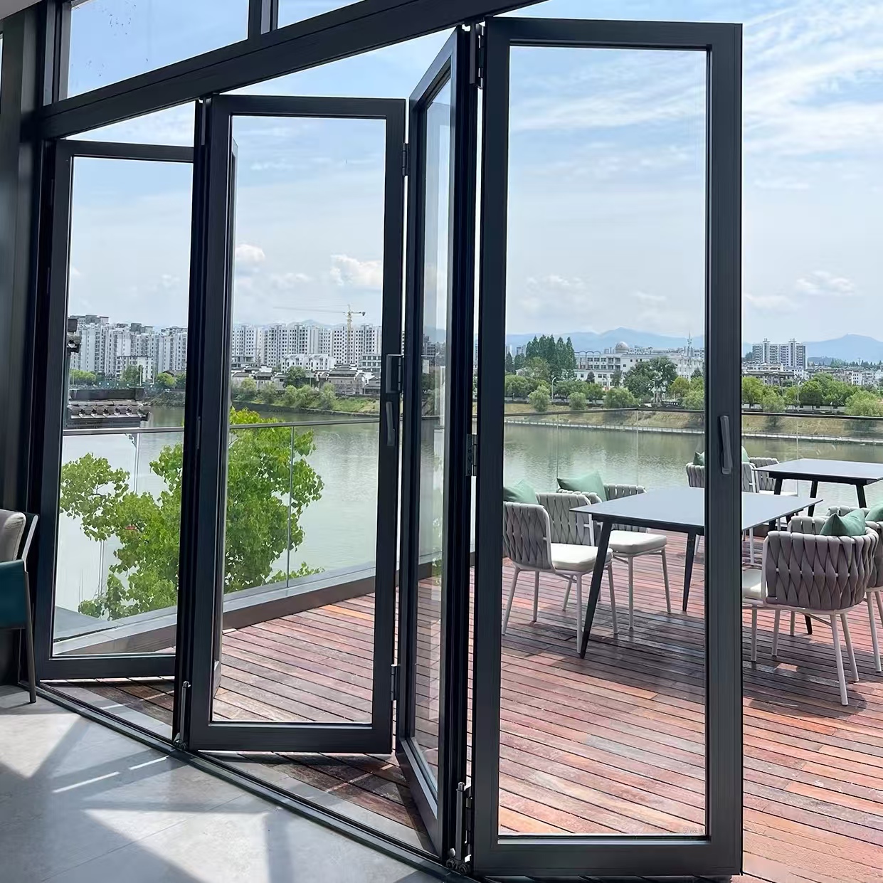 Orkaanbestendige, waterdichte aluminium buitendeur met minimalistisch design voor keuken, balkon of terras. Vouwdeur.