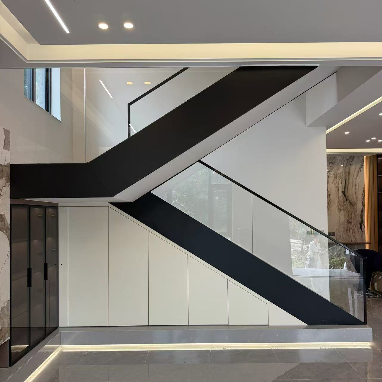 Modern, hoogwaardig design, naadloze, zijdelings gemonteerde aluminium trapleuning met glazen balustrade en granieten design.