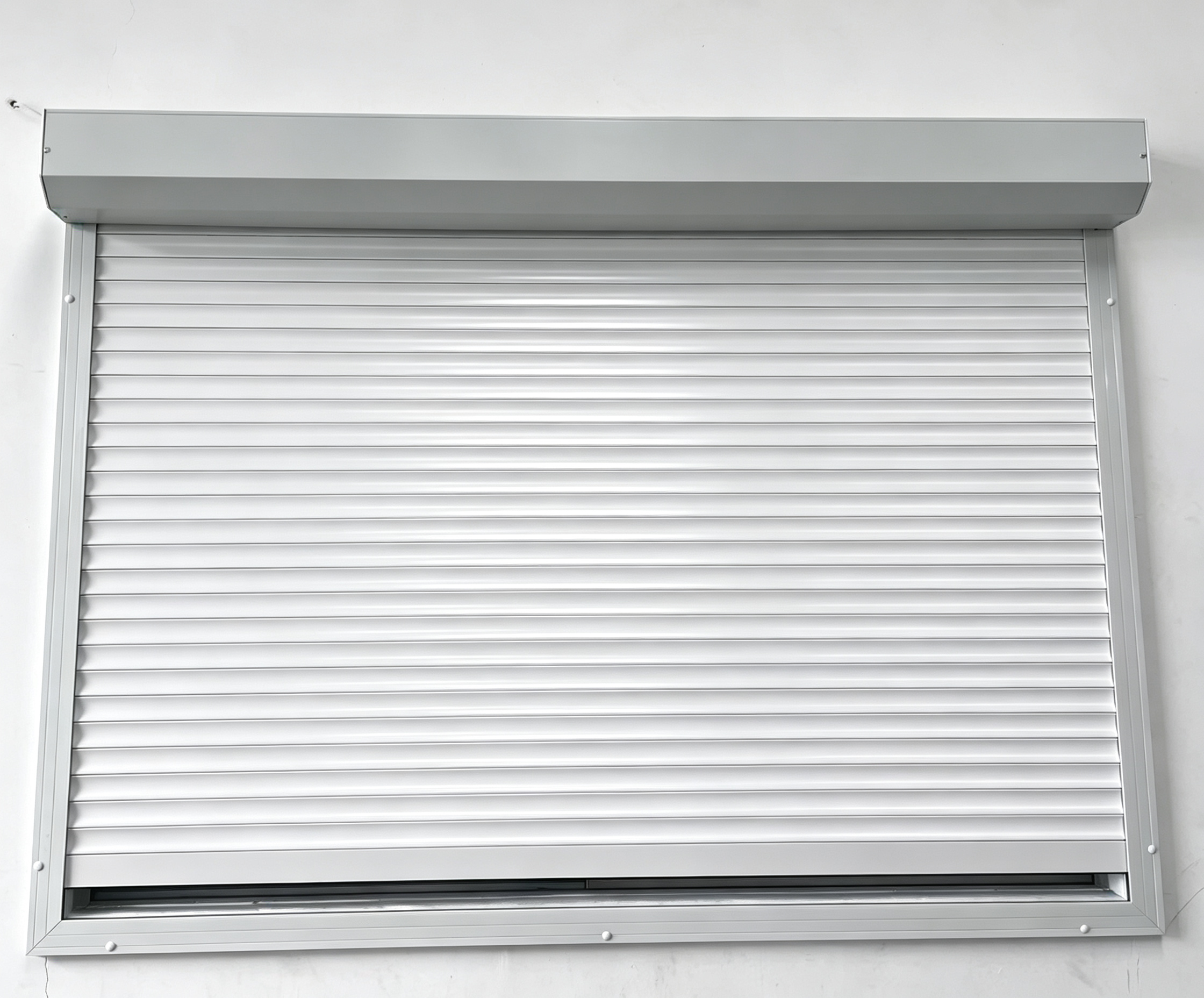 Groothandel in moderne, afgewerkte, elektrische rolluiken van aluminiumlegering voor ramen, storm- en orkaanbescherming, duurzaam en milieuvriendelijk.