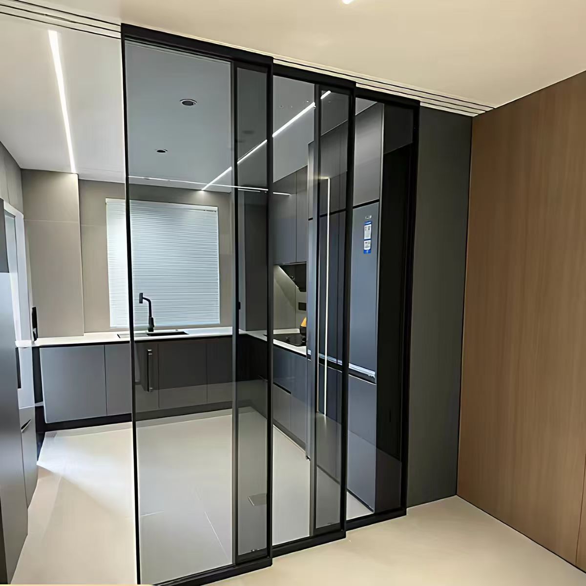 Vouwraam van aluminiumlegering met houtnerfstructuur, inclusief beslag en thermische isolatie, voor woonkamer en zitkamer.