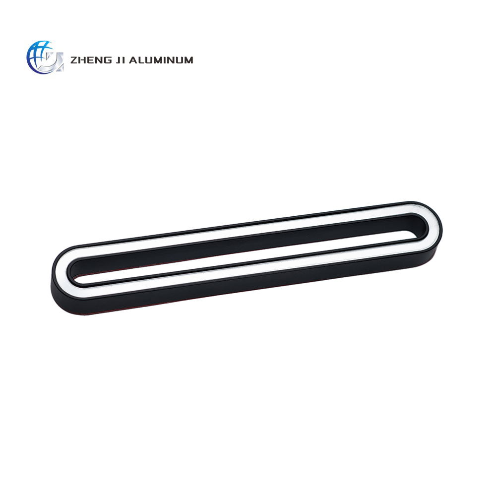 Hoogwaardige aluminium meubelaccessoires: zilverkleurige en zwart geanodiseerde aluminium kastgrepen voor keukenlades, dressoirs en kasten.
