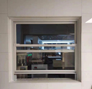 Moderne, enkelvoudig hangende, verticale schuiframen voor de keuken met zwart aluminium frame