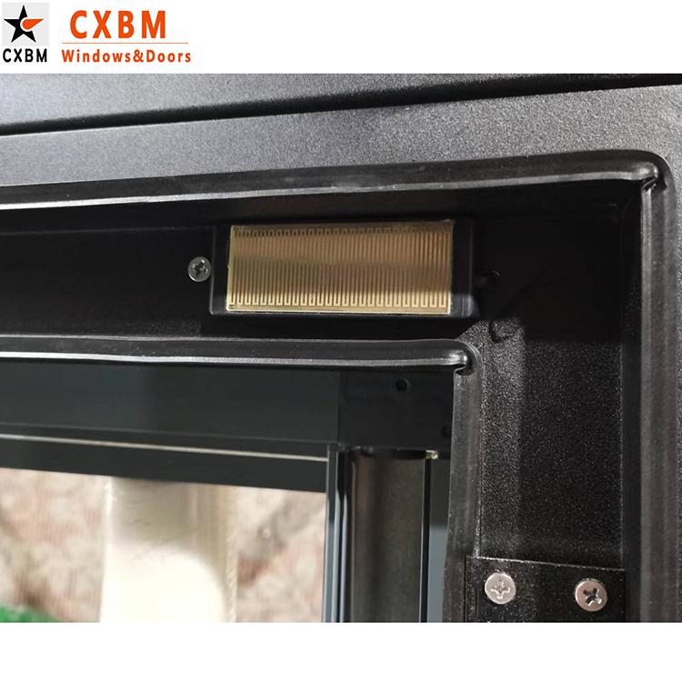 Dakramen van gehard aluminium glas met luifel, elektrische dakramen en zonwering.