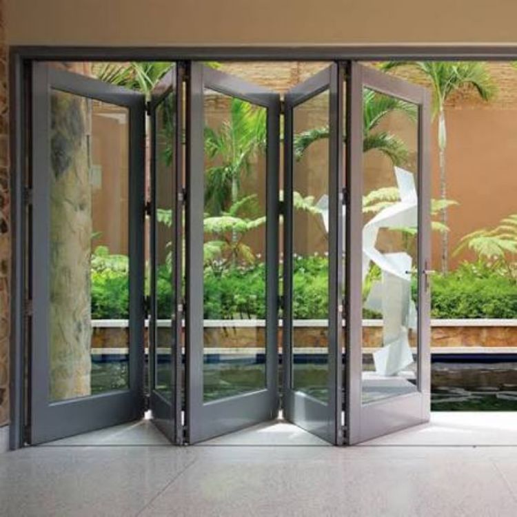 Aluminium vouwdeur met dubbel glas, thermisch onderbroken door helder glas, geschikt voor keukenafscheiding, interieur van huis, appartement of villa.