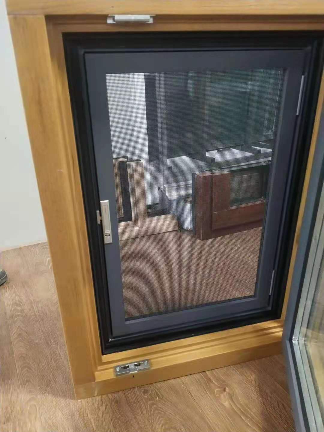 Aluminium beklede houten draai-kiepramen met horren.