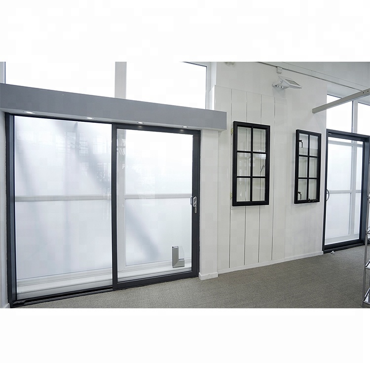 Moderne terrasdeur met dun frame, aluminium schuifdeur met glas en Duits hang- en sluitwerk.
