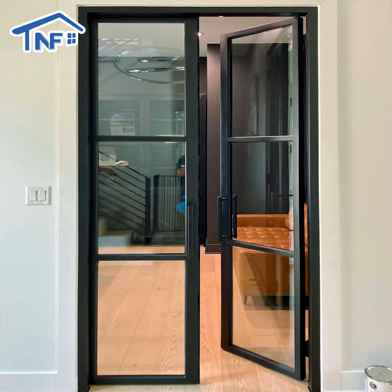 Op maat gemaakte slanke, aluminium frame draaibare glazen Crittall-stijl gebogen binnendeuren met dubbel glas voor terras en entree.