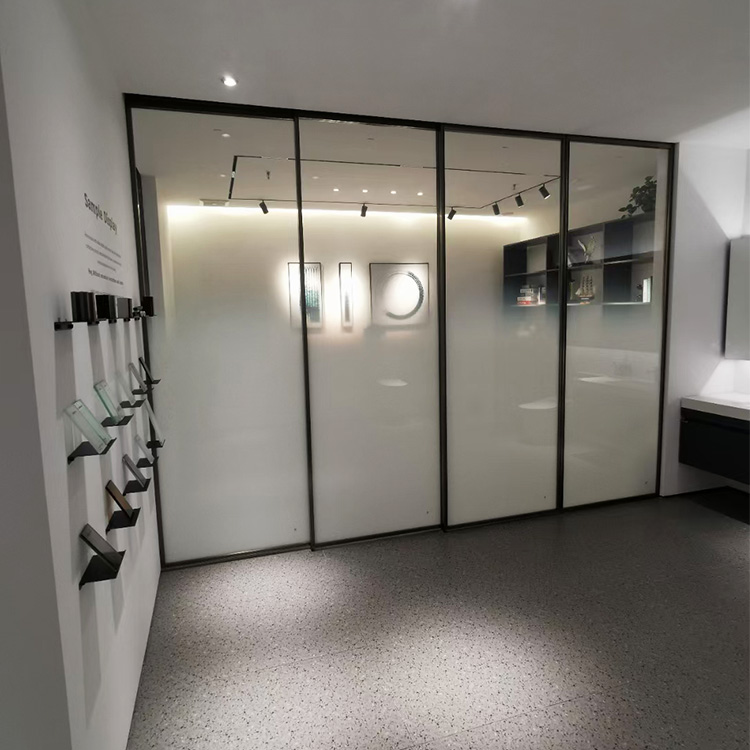 Slanke aluminium schuifdeuren met dubbel matglas voor slaapkamer en badkamer