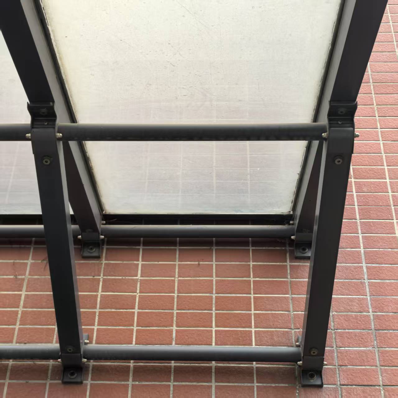 Weerbestendige luifel van aluminiumlegering met dubbel gehard glas (lage emissiecoating), waterdicht zonnescherm voor de voordeur.
