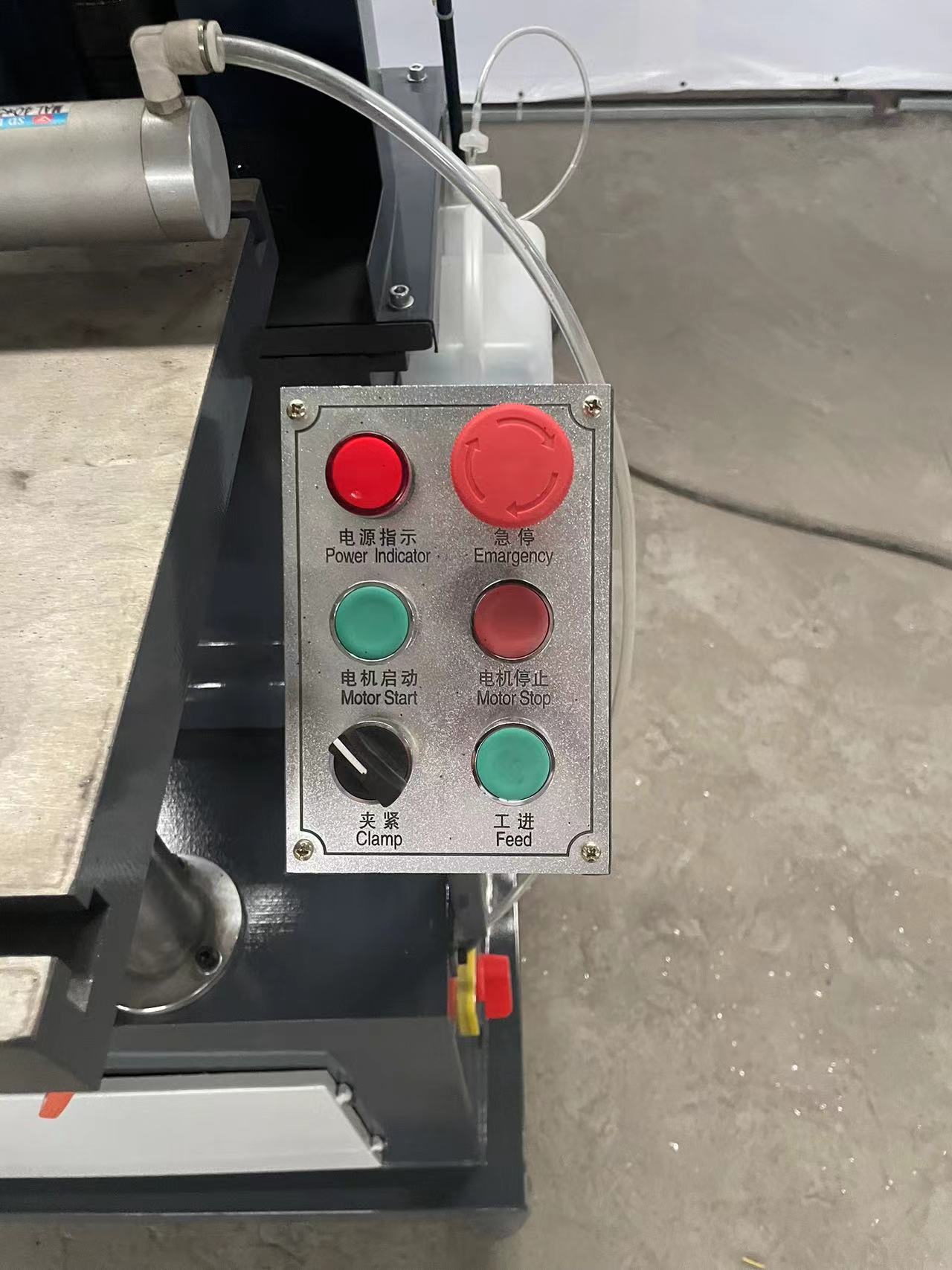 Machines voor de productie van deuren en ramen van aluminiumlegering, freesmachines voor aluminium profielen.