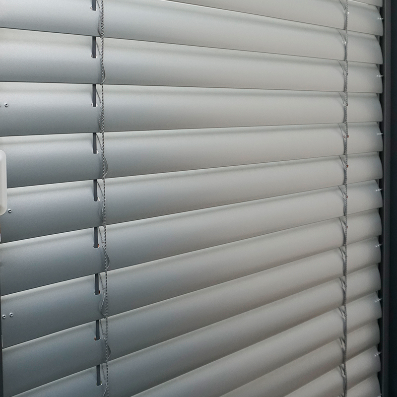 Op maat gemaakte aluminium lamellenramen, vaste lamellenramen, verticale aluminium lamellenramen, schuifluiken en -deuren.