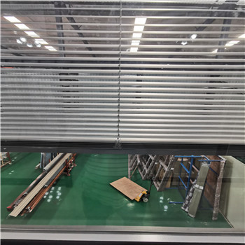 Amerikaans aluminium raam met geïntegreerde magnetische jaloezieën tussen isolerend glas en geluidsisolerend raam.