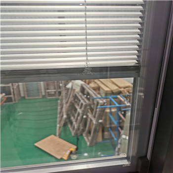 Amerikaans aluminium raam met geïntegreerde magnetische jaloezieën tussen isolerend glas en geluidsisolerend raam.