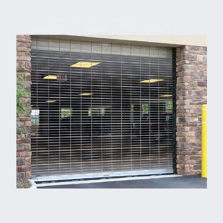 Professionele, op maat gemaakte aluminium roldeur met opengewerkte structuur en antidiefstalbeveiliging voor buitengebruik in winkelcentra en magazijnen.
