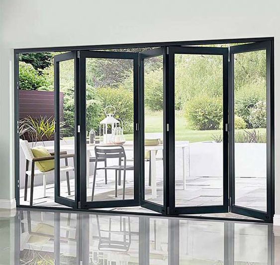 Luxe moderne vouwdeursystemen van aluminiumlegering met dubbel gehard glas, geschikt voor buitengebruik, dubbele vouwdeuren met afgewerkte oppervlakte, op maat gemaakt voor villa's.