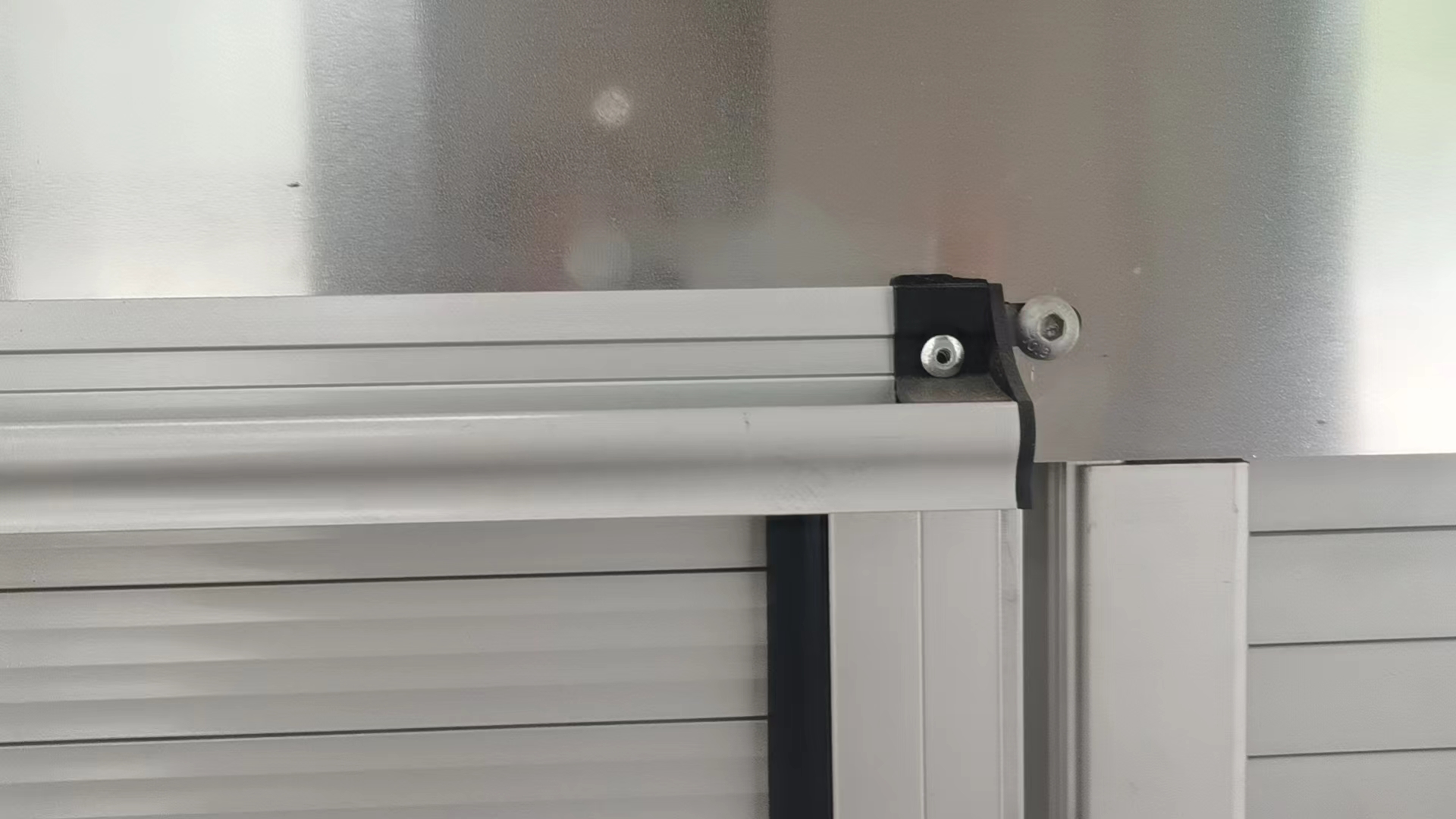 Vrachtwagens met roldeur van aluminiumlegering voor brandbeveiliging.