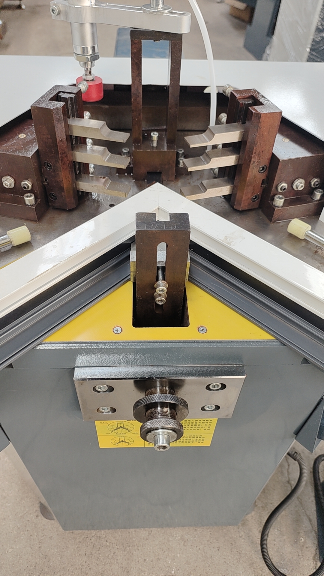 Hoekkrimpmachine voor aluminium, elektrisch gestuurde profielen, krimpmachine met thermische onderbreking