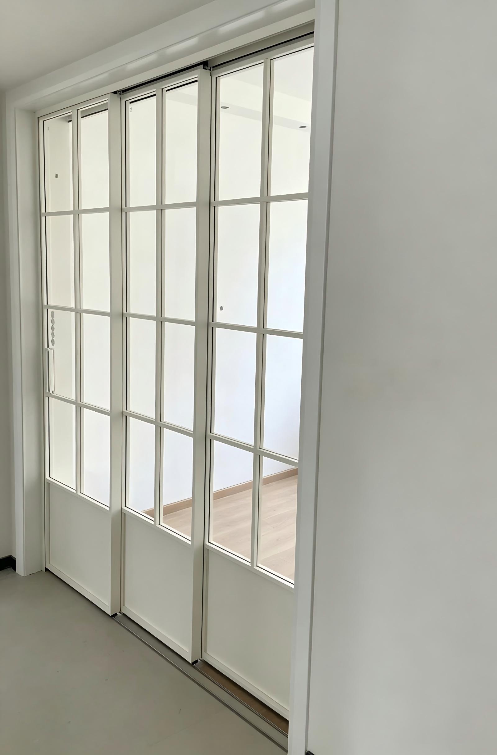 Aluminium schuifdeur voor binnen, ultradun frame, 6063-T5 geribbeld glas, vlakke handgreep, vochtbestendig, geschikt voor hotelkamers en slaapkamers, op maat gemaakt.