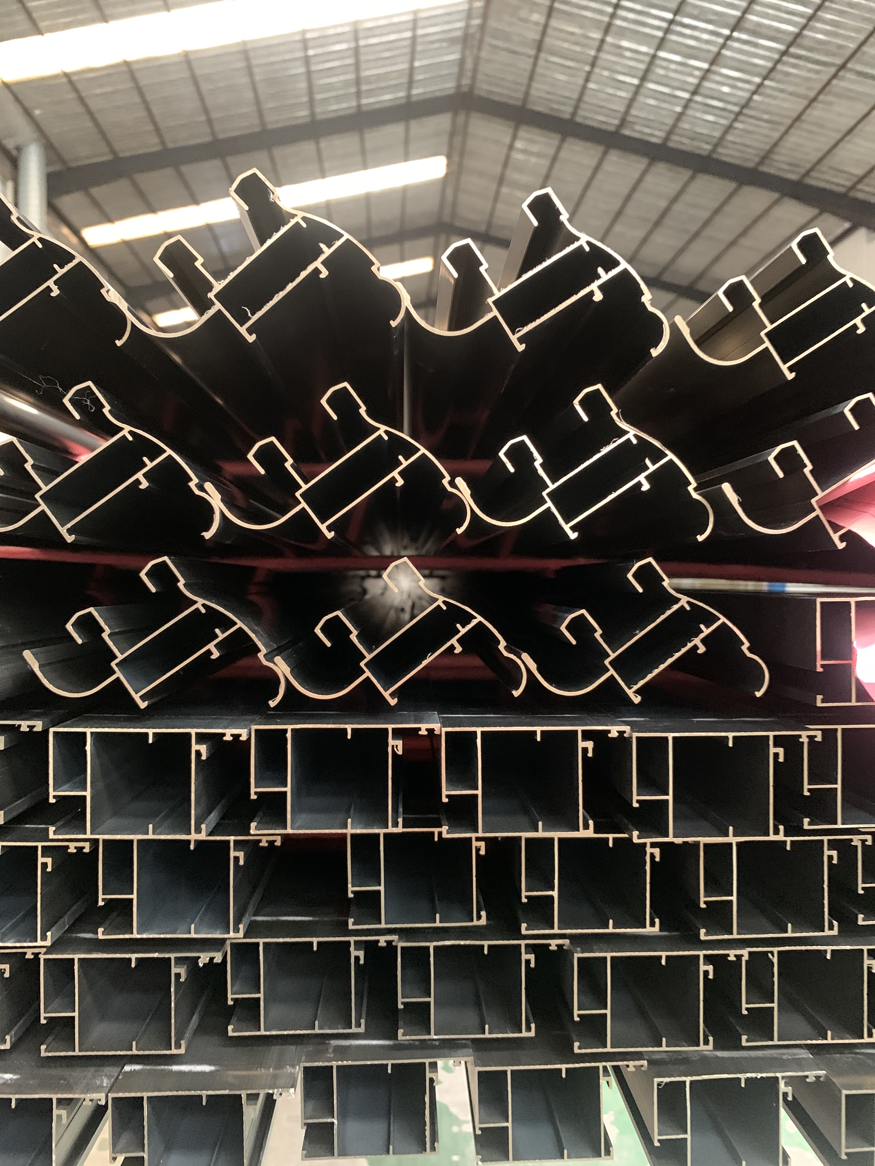Hoogwaardige aluminium profielen uit de 6000-serie voor ramen en deuren, legering 6063-T5. Zaagservice beschikbaar.