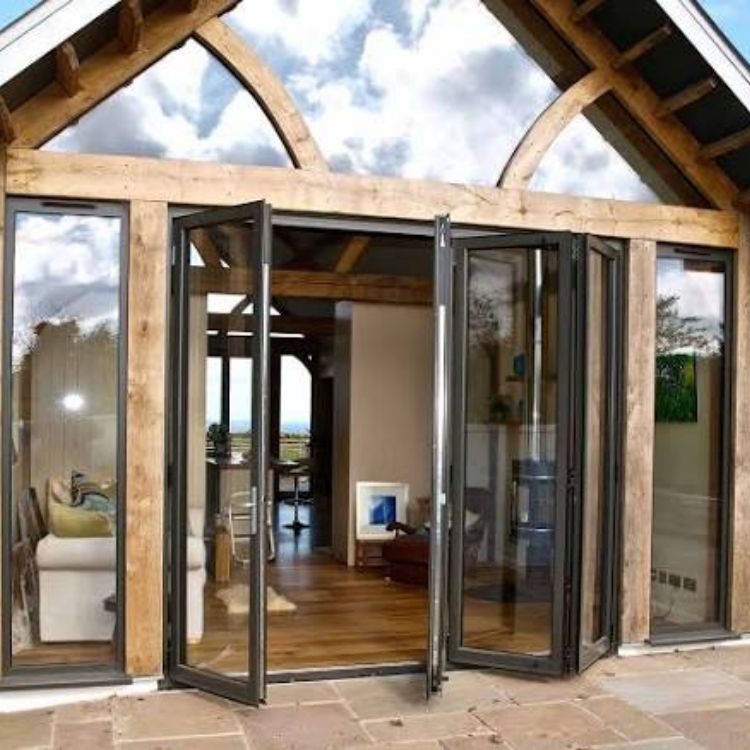 Aluminium vouwdeur met dubbel glas, thermisch onderbroken door helder glas, geschikt voor keukenafscheiding, interieur van huis, appartement of villa.