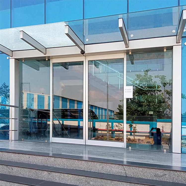 Goede verlichting, dubbele aluminium radarsensor, automatische schuifdeur van glas aan de binnenzijde, duurzame glazen schuifdeur voor de entree.
