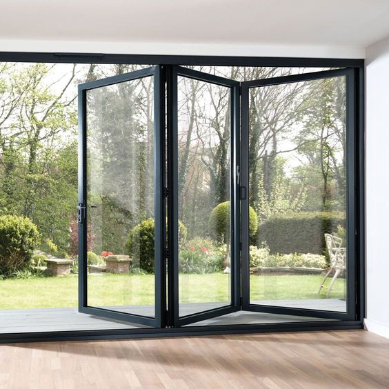 Luxe moderne vouwdeursystemen van aluminiumlegering met dubbel gehard glas, geschikt voor buitengebruik, dubbele vouwdeuren met afgewerkte oppervlakte, op maat gemaakt voor villa's.