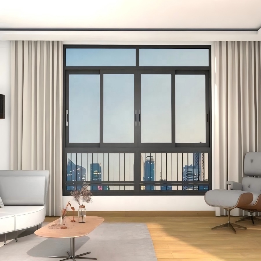 Moderne schuiframen en -deuren van aluminiumlegering met glas, thermische onderbreking en winddichte eigenschappen, geschikt voor buitentoepassingen in hotels en villa's.