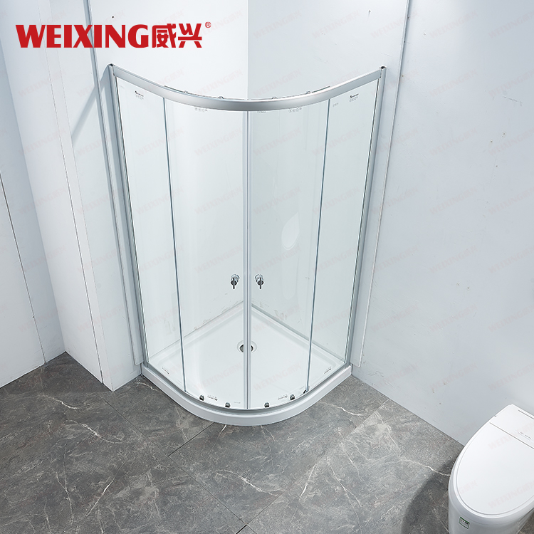Klassiek design badkamer douchedeur van gehard glas met frame, ronde douchecabine van chroom en aluminium.