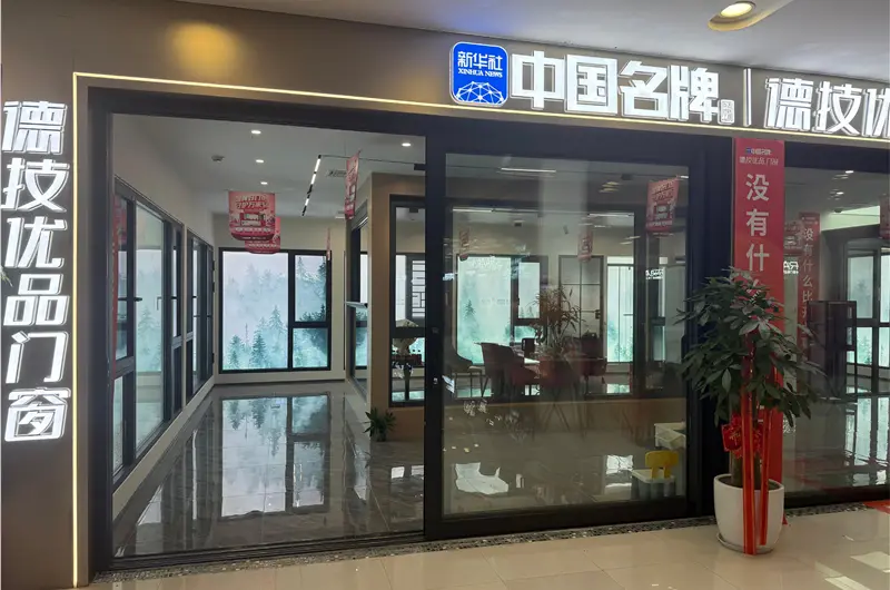 Flagship showroom met aluminium ramen en deuren – interieur 4