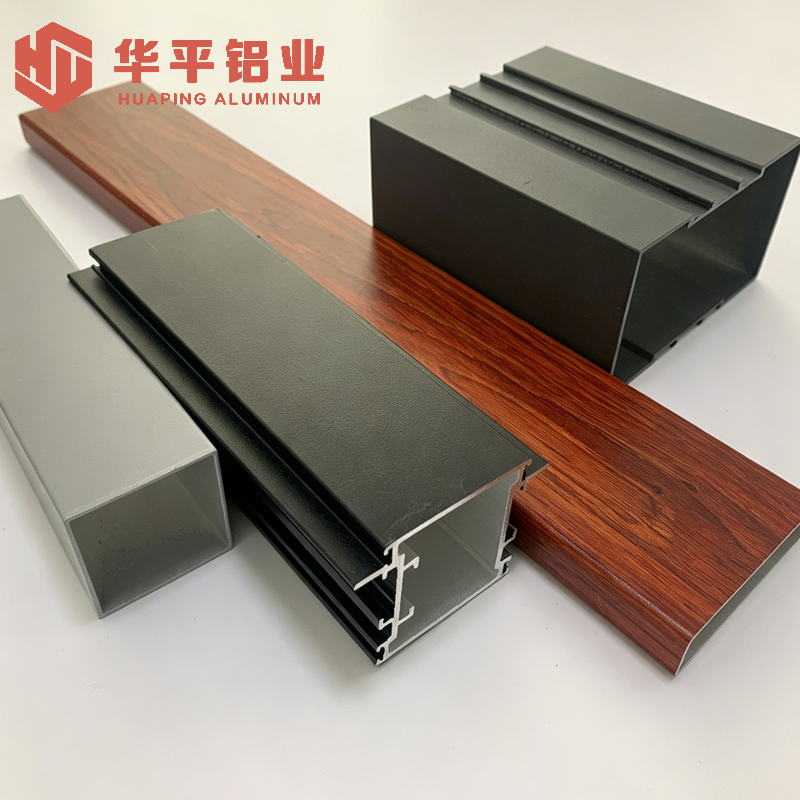Stabiel aluminium raam- en deurprofiel met diverse decoratieve afwerkingen voor binnen- en buitendeuren en ramen.
