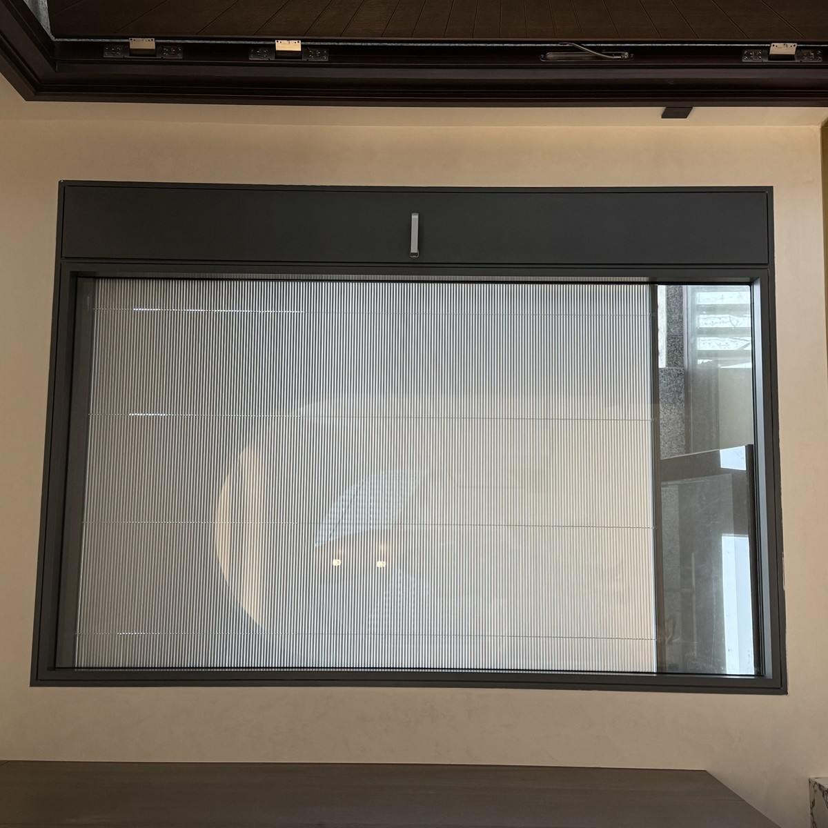 Feiyu Custom Factory Op maat gemaakt stormbestendig aluminium draai-kiepraam met hoge windbelasting en rolluik.