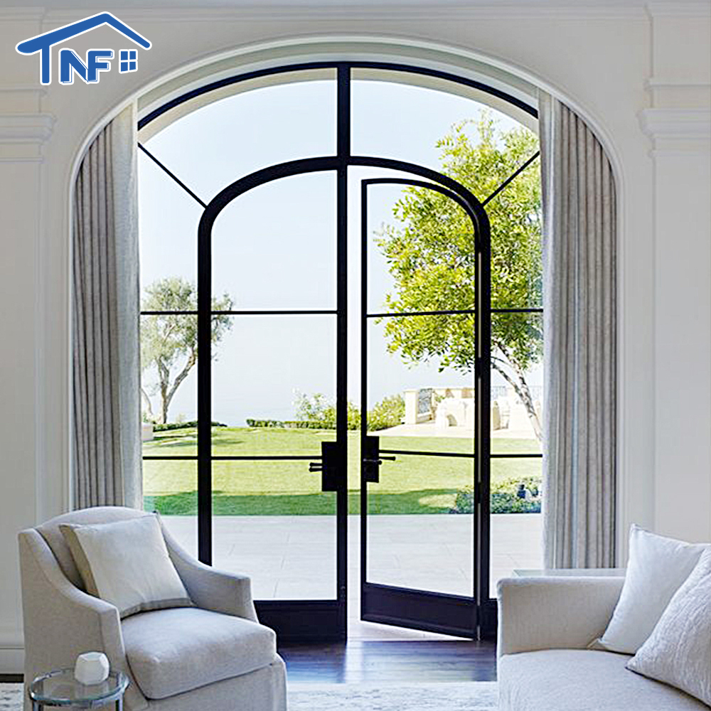 Op maat gemaakte slanke, aluminium frame draaibare glazen Crittall-stijl gebogen binnendeuren met dubbel glas voor terras en entree.