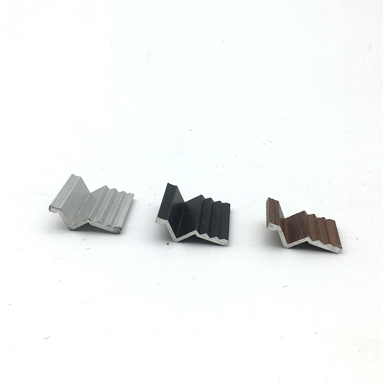 Gratis proefmonster van een aluminium kledingkastprofiel met houtnerf / Aluminium kledingkastprofiel / Decoratieve aluminium kasten met glas