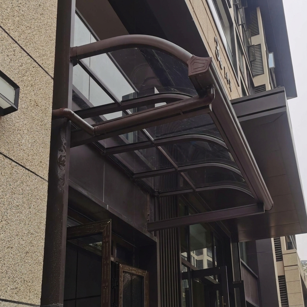 Raamluifel met gepoedercoat aluminium frame, luifel van massief PC-plaat, zon- en regenbescherming voor de ingang van een villa