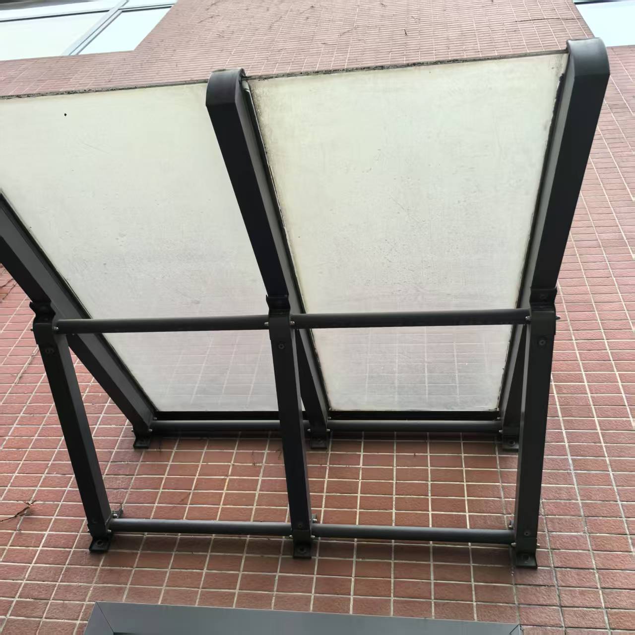 Weerbestendige luifel van aluminiumlegering met dubbel gehard glas (lage emissiecoating), waterdicht zonnescherm voor de voordeur.