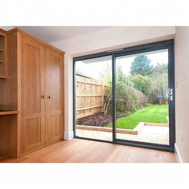 Moderne terrasdeur met dun frame, aluminium schuifdeur met glas en Duits hang- en sluitwerk.