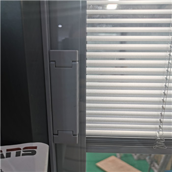 Amerikaans aluminium raam met geïntegreerde magnetische jaloezieën tussen isolerend glas en geluidsisolerend raam.