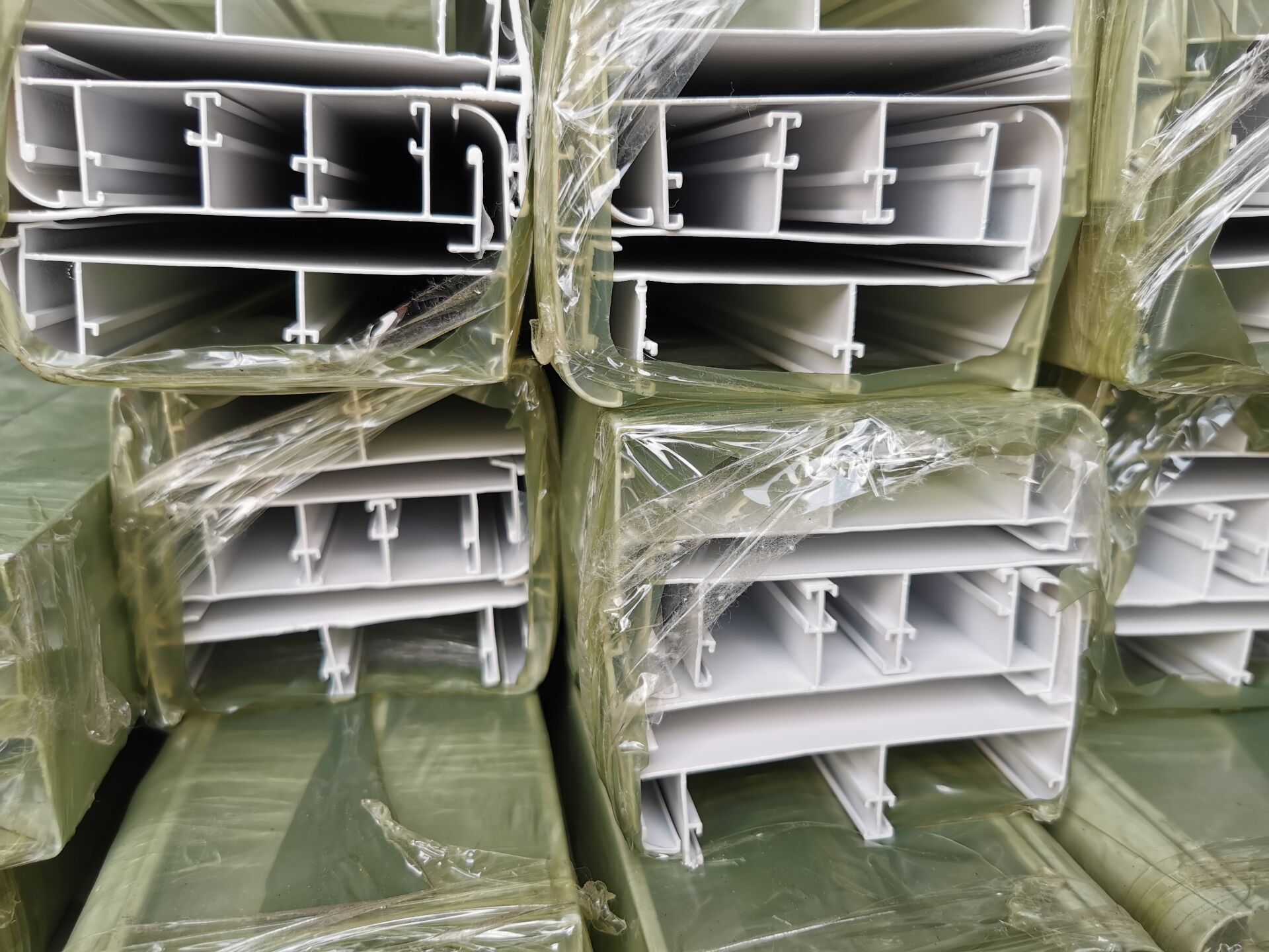 Populaire thermisch onderbroken schuifdeurkozijnprofielen van aluminium met poedercoating voor ramen en deuren.