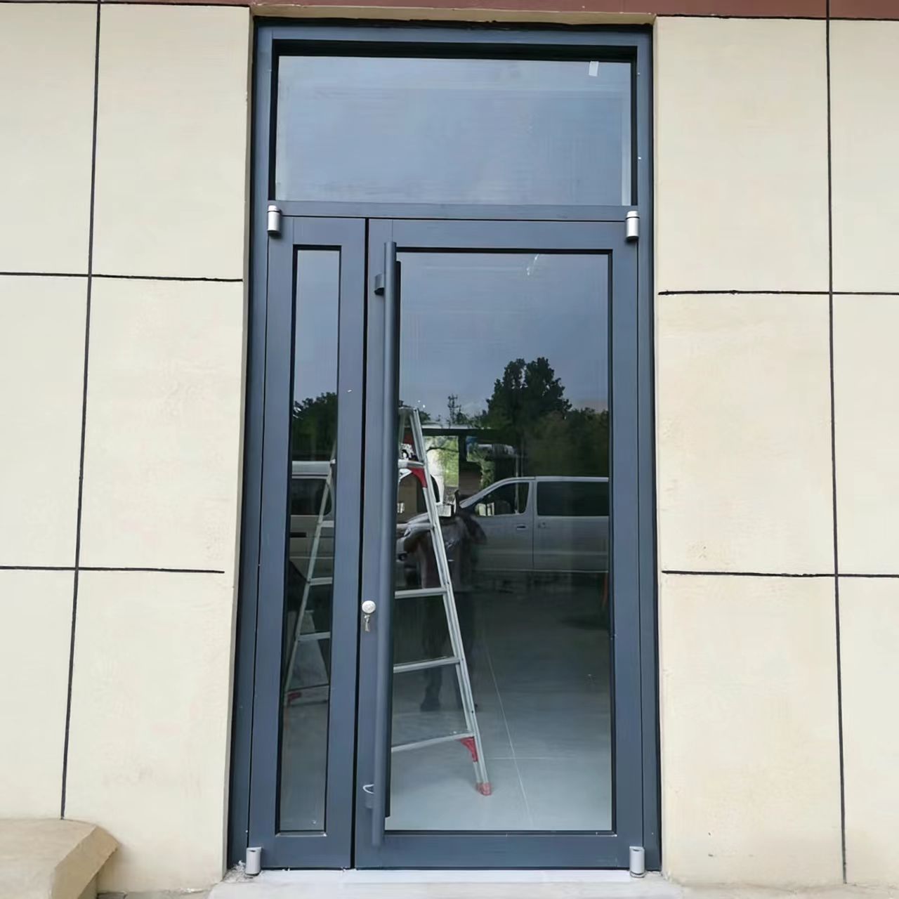 Moderne commerciële winkelpui, glazen zijopening, aluminium deur, dubbel gehard, geïsoleerd, waterdicht glas, geschikt voor winkelcentrum en ziekenhuis.