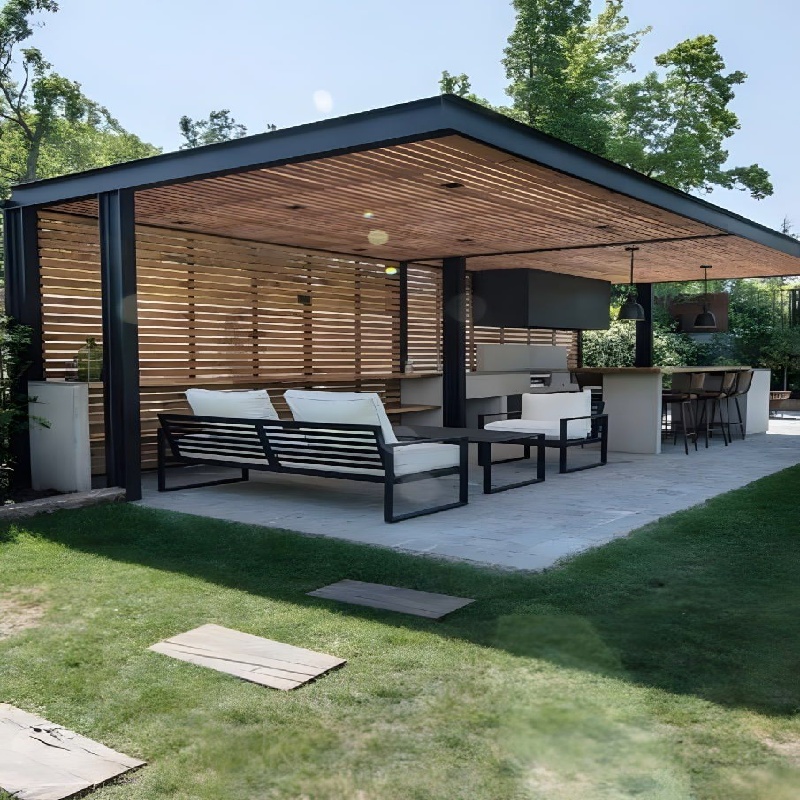 Moderne aluminium pergola voor buiten met glazen schuifdeur en dakconstructie voor een luxe achtertuin.