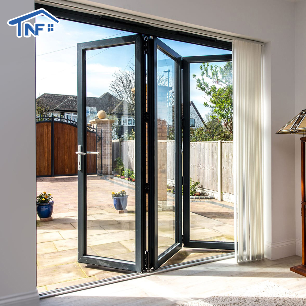 Op maat gemaakte NF aluminium vouwdeuren met NFRC thermische onderbreking, waterdicht, dubbelwandig Low-e gehard glas, geschikt voor terrassen en patio's.