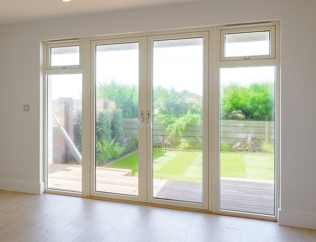 Moderne thermisch onderbroken aluminium openslaande deur met zijramen, antracietgrijs, dubbelglas, veiligheidsdeur voor terras bij villa.