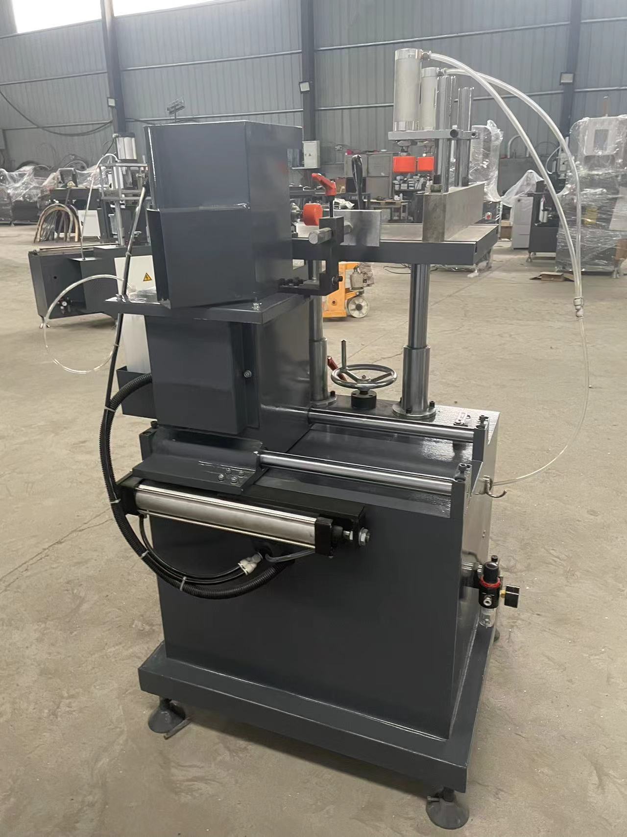 Machines voor de productie van deuren en ramen van aluminiumlegering, freesmachines voor aluminium profielen.
