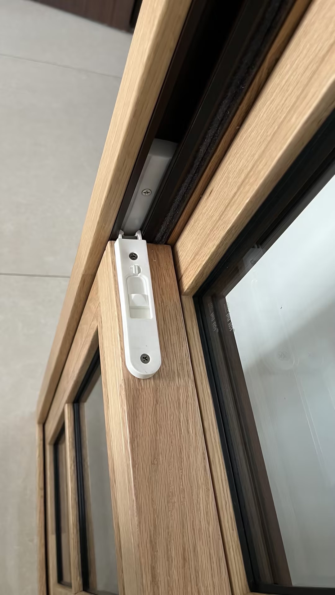 PENJOY Modern Stijl Voorgemonteerd Aluminium Bekleed Eikenhout Verticaal Schuifraam voor Buiten, Enkelvoudig Draaiend, Roestvrij Staal voor Badkamer