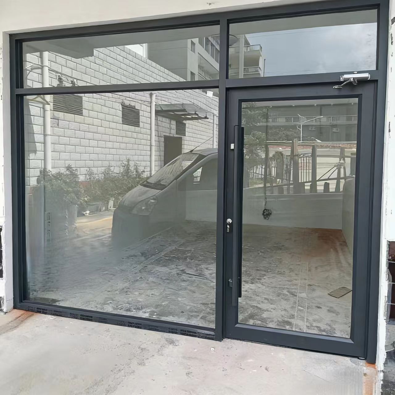 Moderne commerciële winkelpui, glazen zijopening, aluminium deur, dubbel gehard, geïsoleerd, waterdicht glas, geschikt voor winkelcentrum en ziekenhuis.