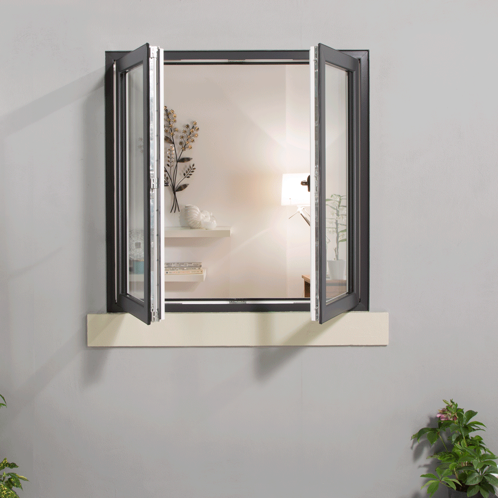 Aluminium beklede houten draai-kiepramen met horren.