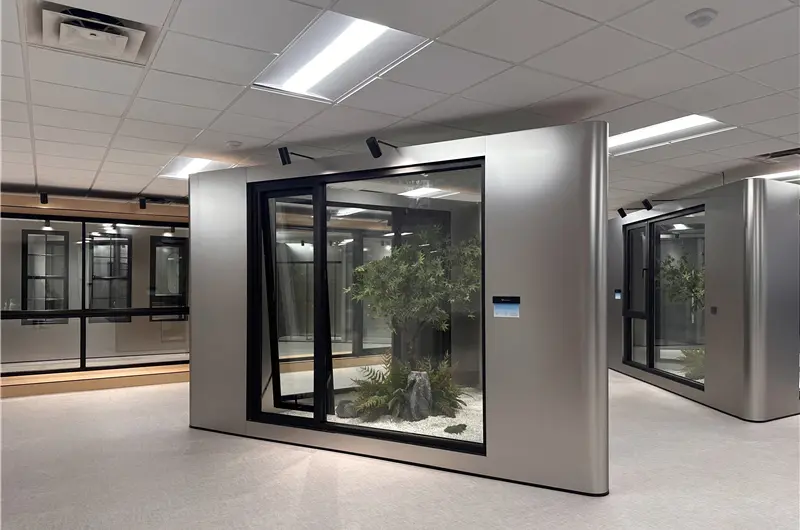 Flagship showroom met aluminium ramen en deuren – interieur 1