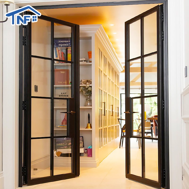 Op maat gemaakte slanke, aluminium frame draaibare glazen Crittall-stijl gebogen binnendeuren met dubbel glas voor terras en entree.