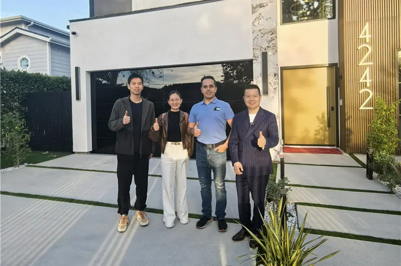 Klant bij oplevering van aluminium ramen – foto 5