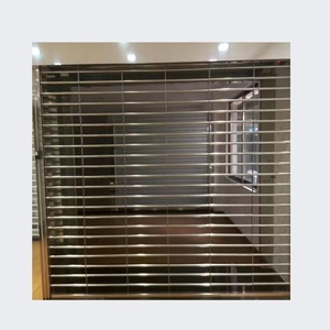Professionele, op maat gemaakte aluminium roldeur met opengewerkte structuur en antidiefstalbeveiliging voor buitengebruik in winkelcentra en magazijnen.